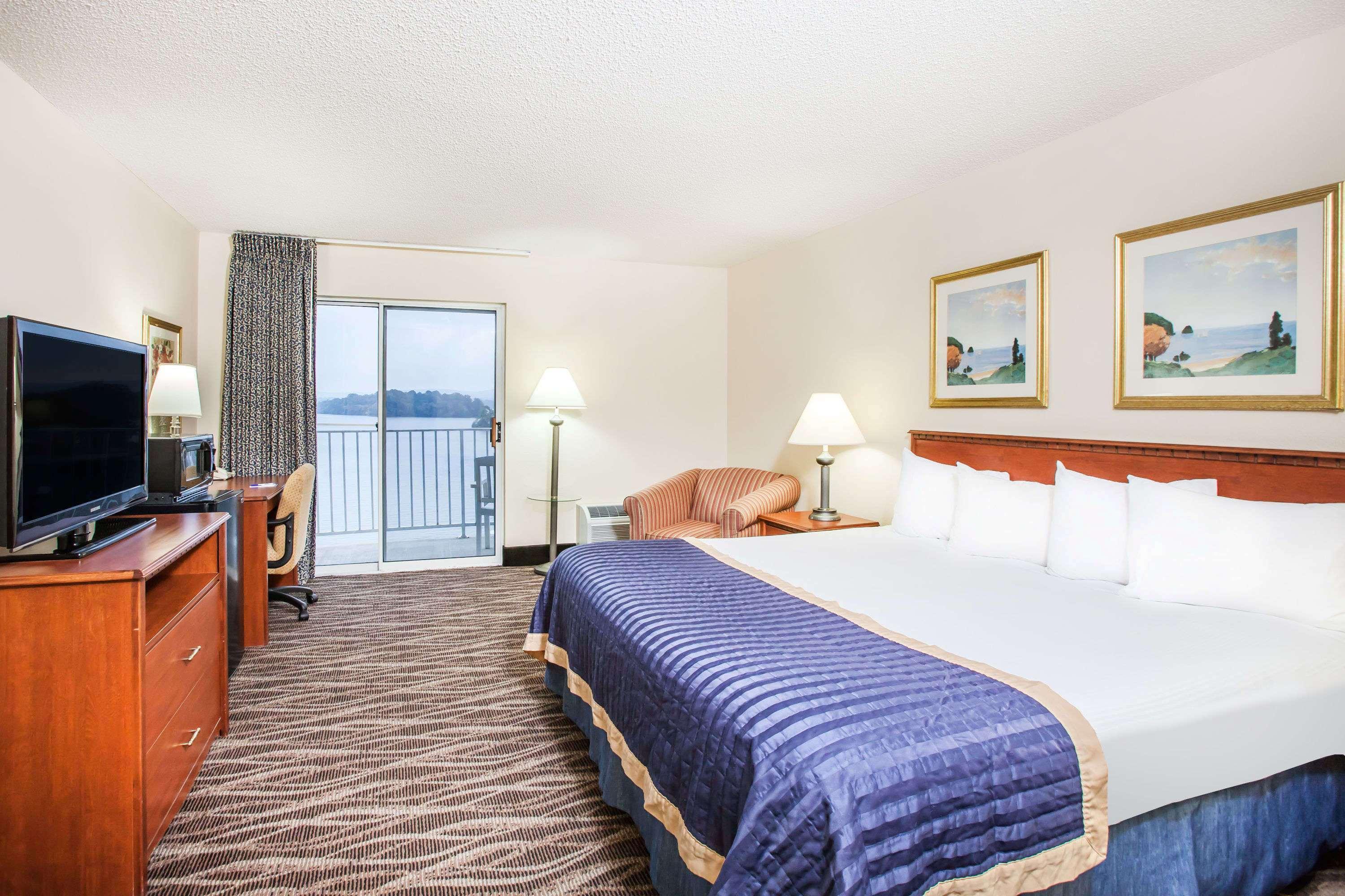 Baymont On The Lake By Wyndham Hot Springs Exterior foto