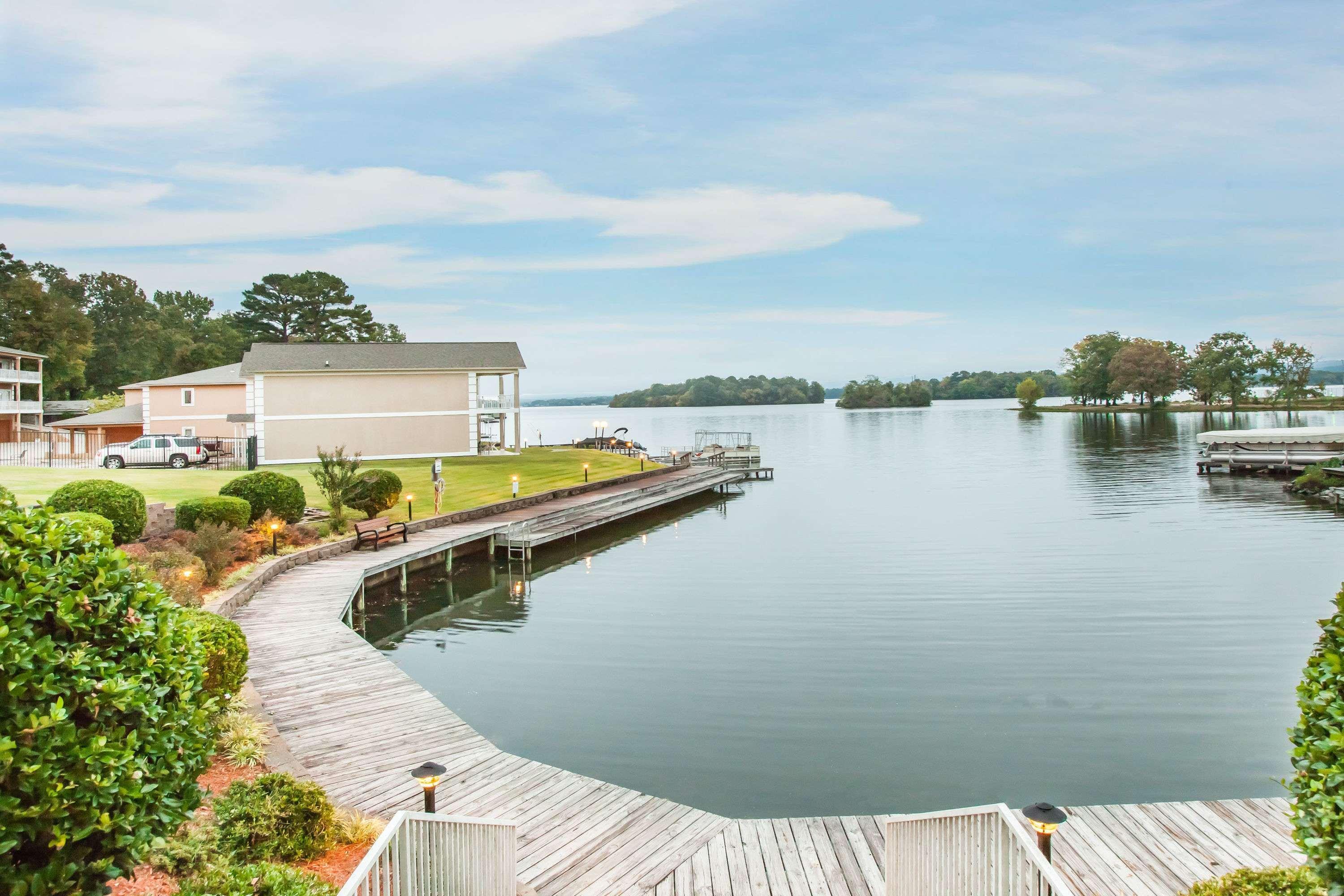 Baymont On The Lake By Wyndham Hot Springs Exterior foto